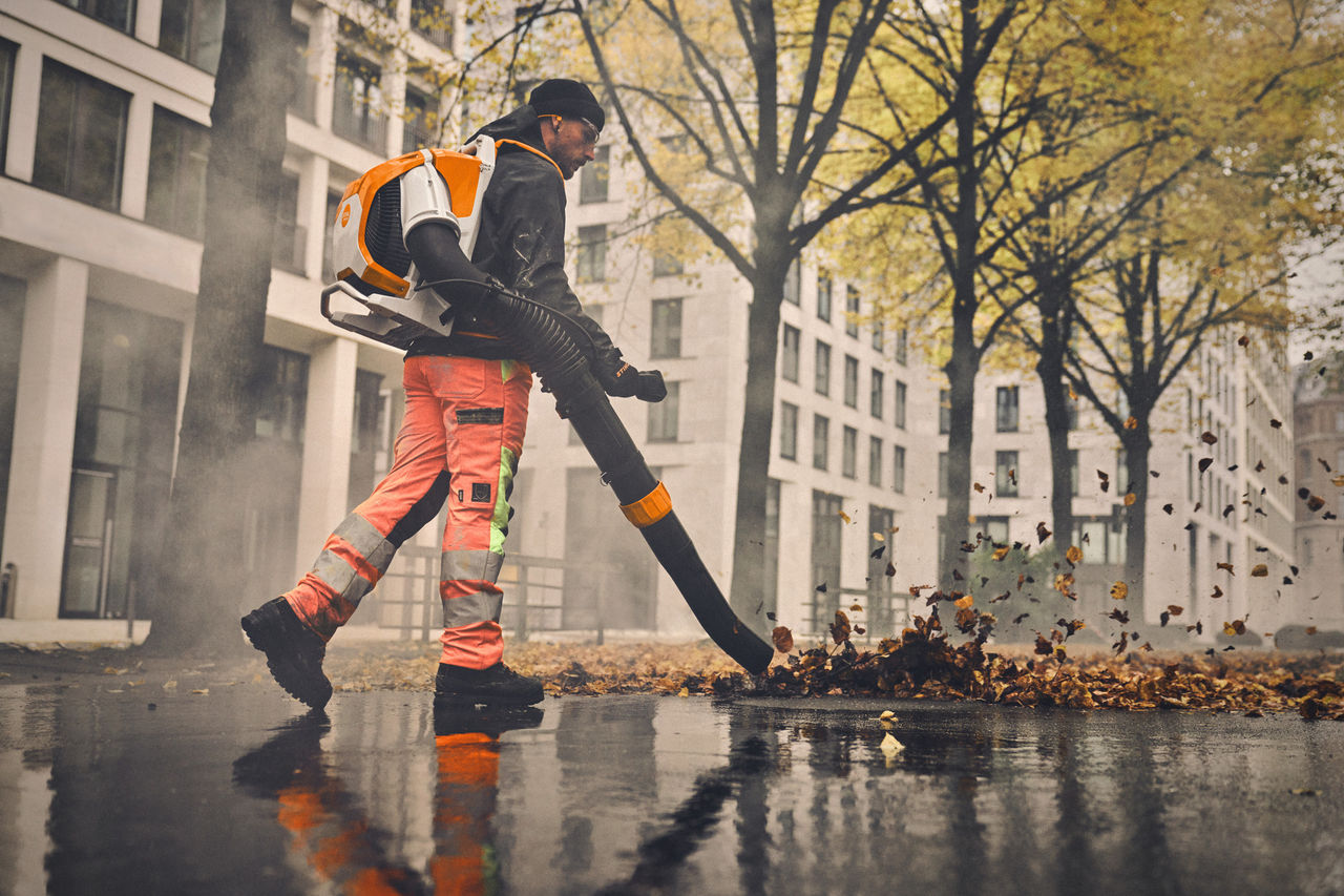 The BRA 600 battery-powered backpack blower impresses with its extreme blowing force of up to 35 Newtons, quiet operation, and ergonomic design - ideal for noise-sensitive applications in municipalities, gardening and landscaping